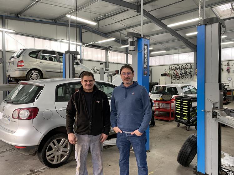 À gauche, Jean-Luc, mécanicien en insertion depuis plusieurs années. À droite, le directeur Matthieu Reverdito.