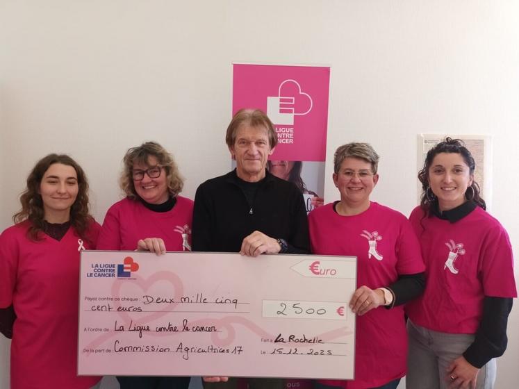 Les fonds ont été collectés le 5 octobre dernier lors d'un repas solidaire organisé sur la ferme de Magalie Vinet (deuxième en partant de la droite).