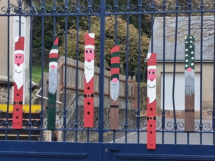 À Saint-Rémy-Sur-Creuse, devant la mairie, le traîneau du Père Noël est vide. La décoration a été volée l'année dernière. Des décorations le représentent toujours sur les grilles de l'école.