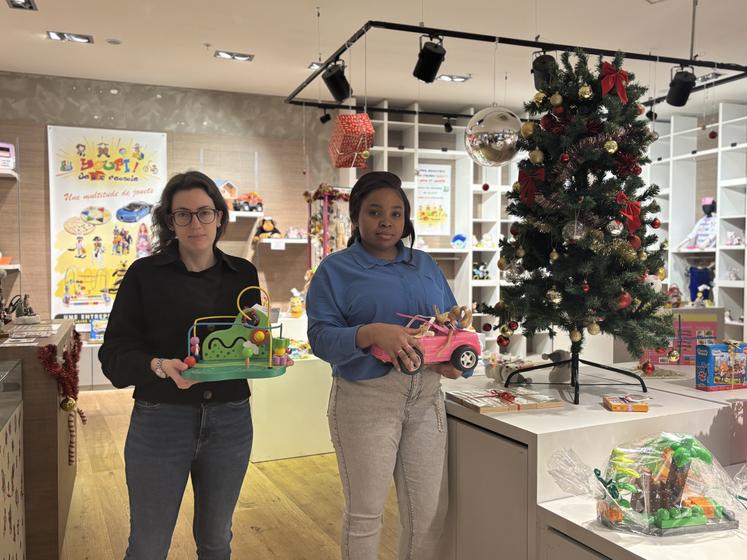 Axelle Joyeux et Raima font partie des personnes qui tiennent la boutique Papiole à Intermarché POitiers.