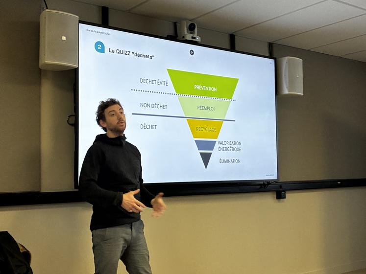 Alexandre Dain, de l'APESA, service de conseil en environnement, a animé un questionnaire sur les déchets lors du Petit déj' éco.