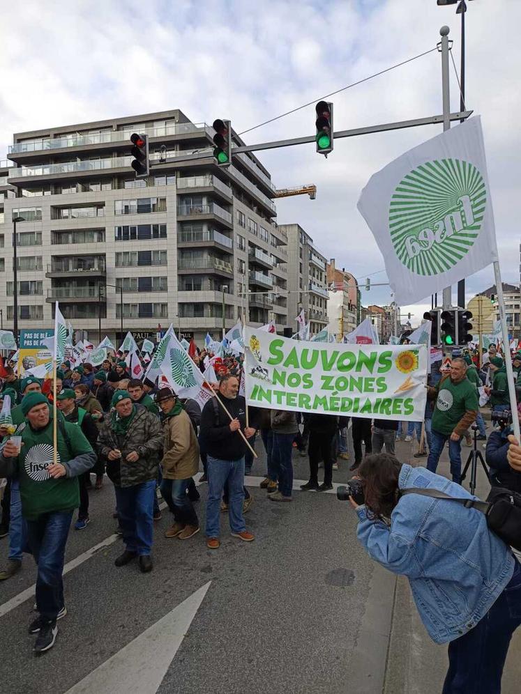 Christian Daniau et les agriculteurs charentais ont affiché leur combat pour trouver des solutions de soutien aux zones intermédiaires.