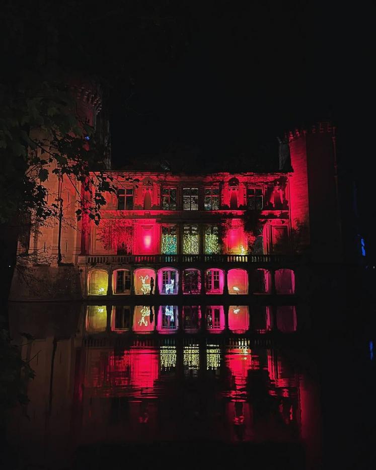 Le Chateau de la Mothe Chandeniers s'illumine tous les soirs à partir de 16h30.