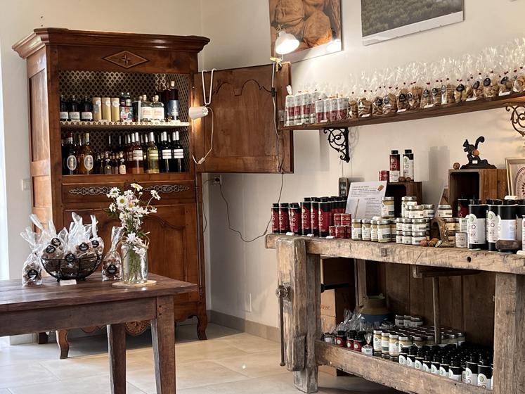 Une boutique aux accents rustiques a été aménagée.