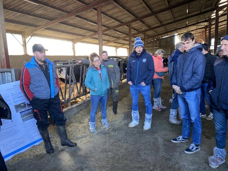 À Verruyes, au Gaec de l'Herbaudière, les visiteurs ont pu découvrir les derniers investissements de la ferme : matelas à eau en logettes, ventilation et robots, fosse à lisier...