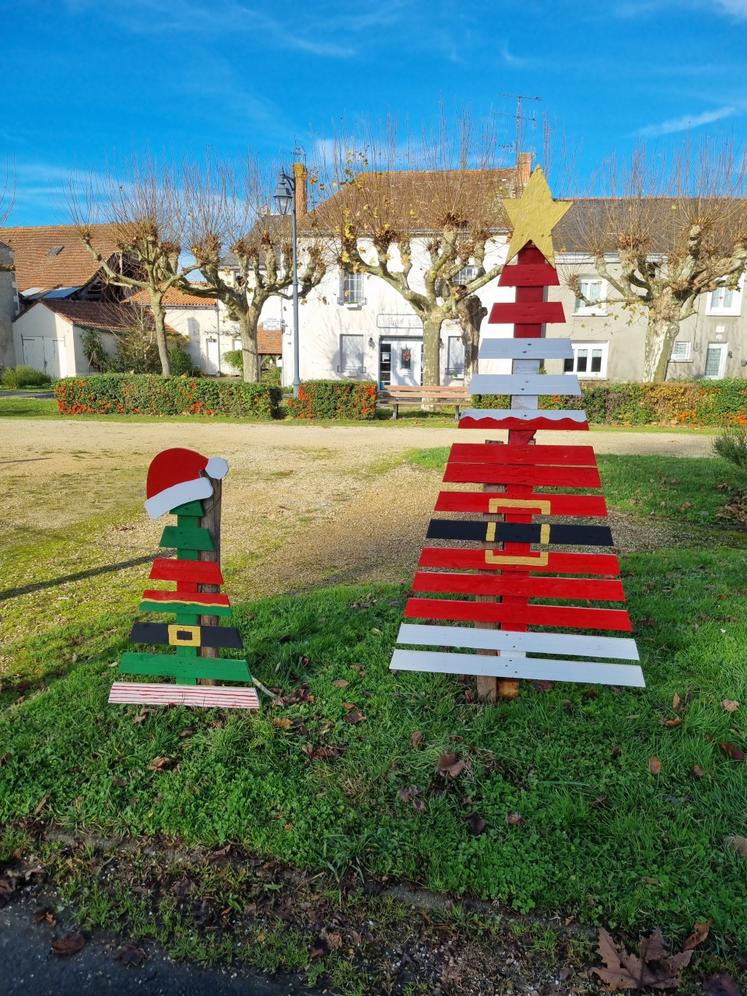 Le Père Noël d'Archigny trône devant la mairie. Il prend la forme d'un sapin de bois suivi de son sapin lutin.