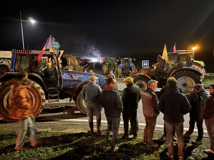 Manifestation 16 décembre Coordination Rurale CR86 poitiers sud feu tracteur agriculteur