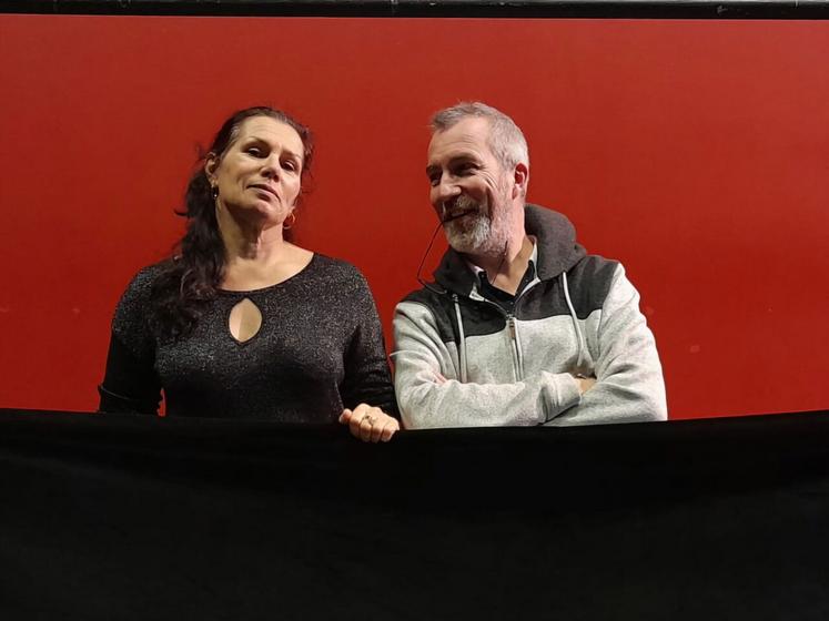 Les acteurs campent un couple du milieu agricole.