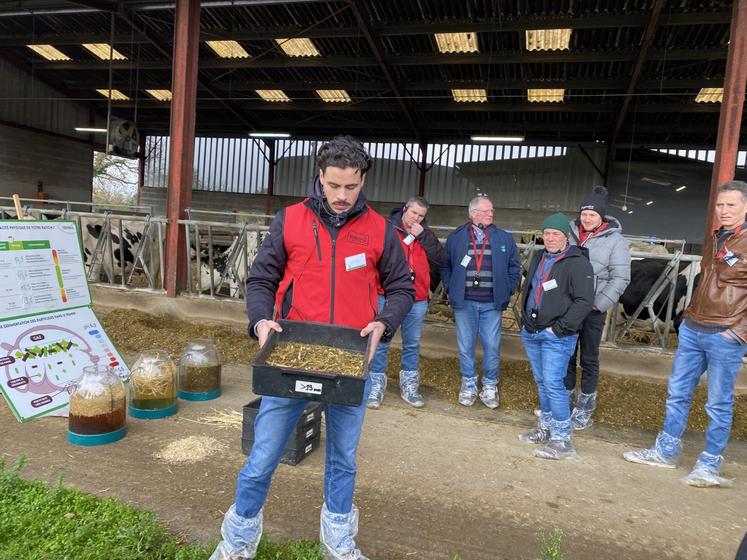 Simon Renier présente la ration du Gaec Génélait, passée au tamis à fibres.