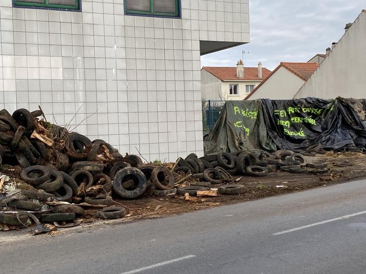 La Coordination rurale a déversé des déchets et affiché des banderoles insultantes sur le centre des impôts de Bressuire le 15 décembre.