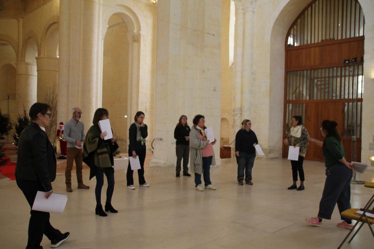 Les demandeurs d'emploi, en pleine répétition menée par Solène Wozniak-Queffelec, la directrice artistique de la Compagnie Blast (à droite), avant la restitution au public, ce jeudi 11 décembre.