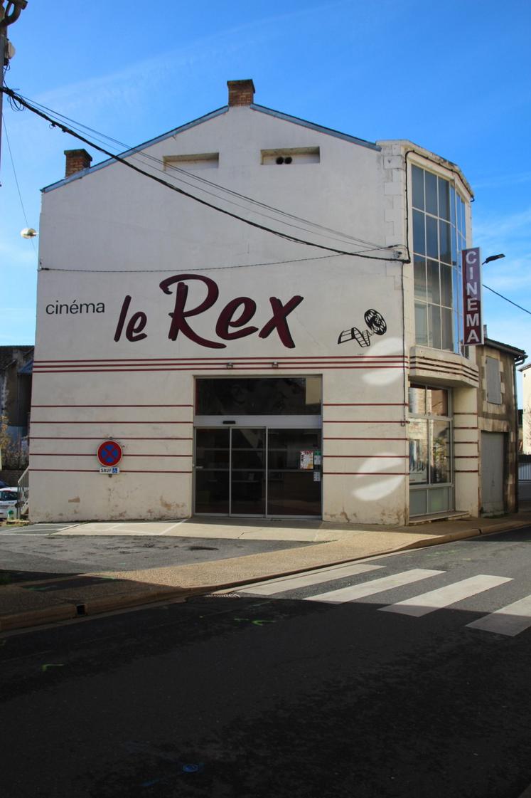 La devanture art déco du Rex de Chauvigny est protégée par les bâtiments de France. En 2026, le cinéma connaîtra des travaux intérieurs : isolation thermique et phonique et mise en accessibilité PMR de la salle 2.