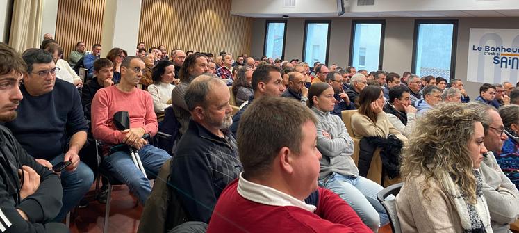 150 éleveurs sont venus s'informer sur la DNC, lors de la réunion à Saintes. 