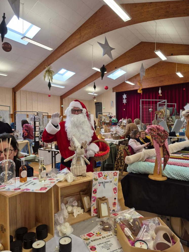 Le Père Noël a fait étape à Cissé lors du marché.