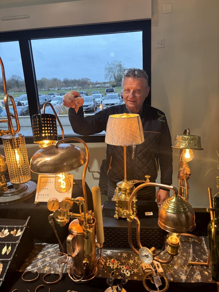 Michel Brunet fabrique de très nombreuses lampes, alimentées par des leds, mais aussi des bijoux.