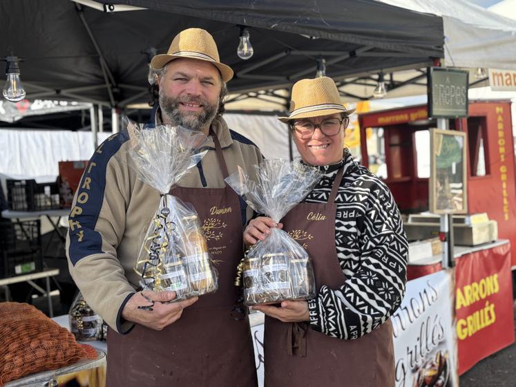 Damien Hersand et Célia Correia proposent des paniers garnis avec de nombreuses déclinaisons de leurs châtaignes et noix. 