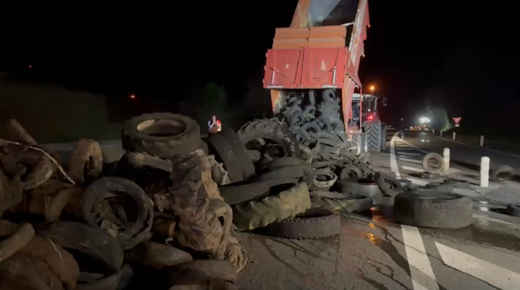 

Le premier rassemblement s'est tenu devant la Cité administrative d'Angoulême, bloquant tout le Champs de Mars, puis à la préfecture. Les convois se sont ensuite rendus sur la RN10 où ils ont déversé des pneus de tracteur, coupant la circulation jusqu'au lendemain matin.