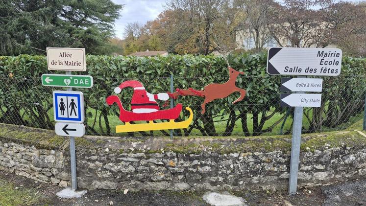 À Voulême, le Père Noël est représenté en bois comme filant sur son traîneau après la livraison des cadeaux !