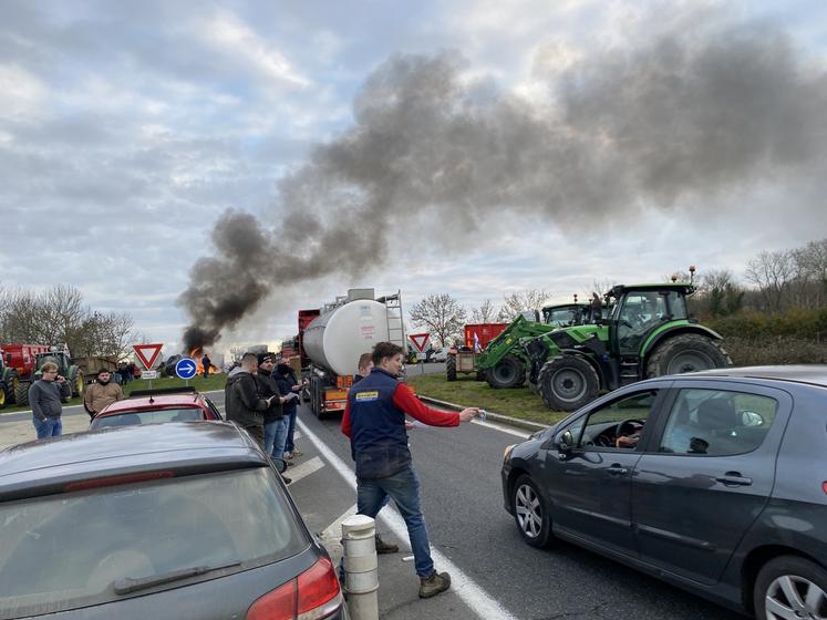 À Bressuire, les adhérents de la Fnsea 79 et de JA 79 ont sensibilisé les automobilistes aux conséquences que provoquerait la ratification du Mercosur.