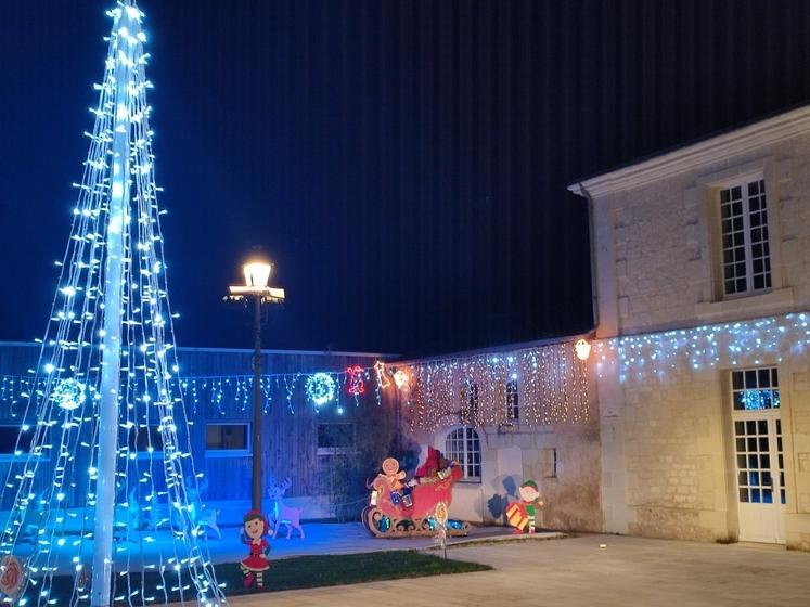 Les personnages s'animent devant la mairie de Morton.