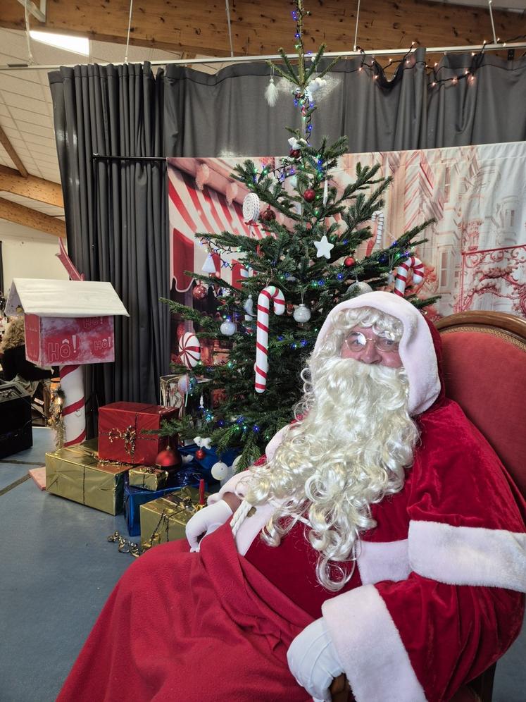 Le Père Noël est venu à Naintré à l'occasion du marché de Noël.