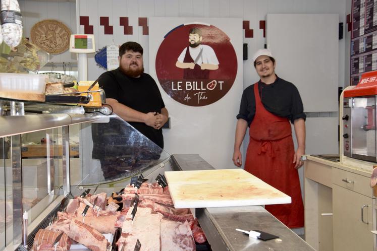 Théo Chauveau, à gauche, et son apprenti, Théo, dans la boutique de la rue de Bordeaux à Angoulême.