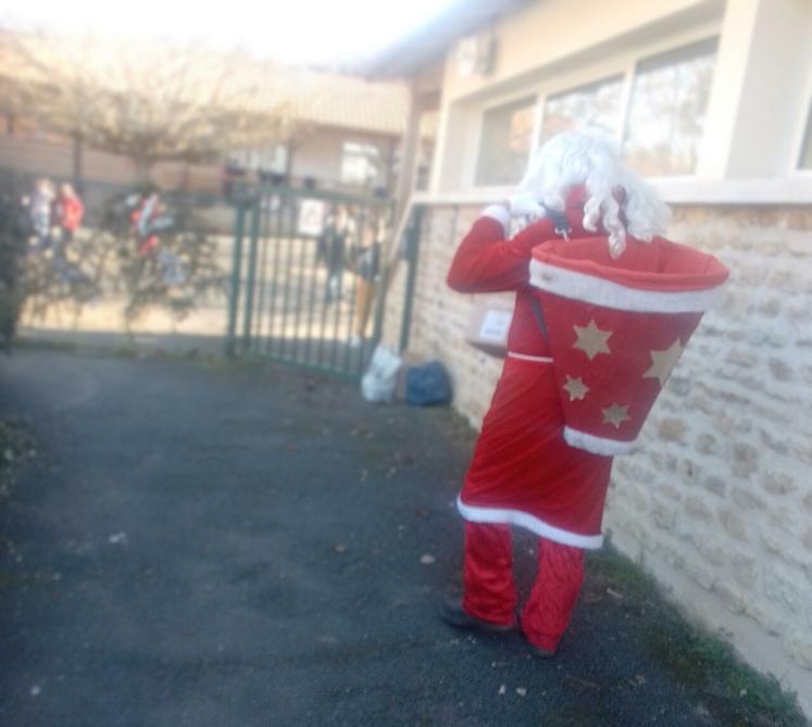 Visite du Père Noël à l'école de Celle-Lévescault.