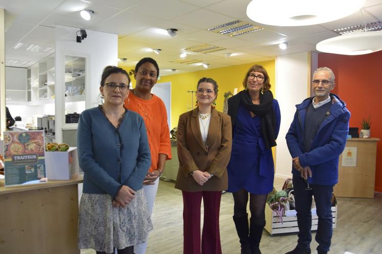 Les locataires de la Galerie Barbezilienne, de gauche à droite : Dalila Ammour, Diana Nicholls-Bait, Lola Thibaud, Laetitia Bouchaud et Yves Poiret.