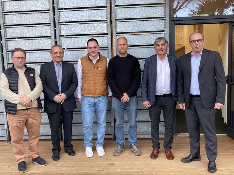 À droite, les dirigeants d'Océalia (Denis Mathé et Mathieu Staub).
La coopérative qui rayonne sur huit départements du nord de la Nouvelle-Aquitaine a absorbé la Scar (Société Coopérative Agricole du Ribéracois), représentée par : Marc Portil, Éric Gazagnes, Guillaume Chivit et Martial Papillon (en partant de la gauche).