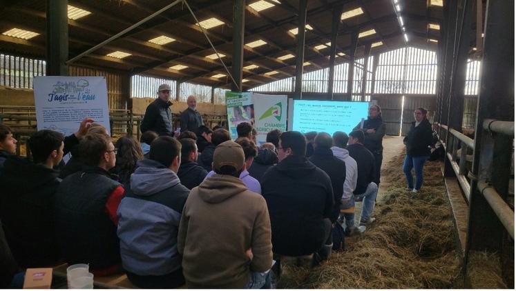 Le rendez-vous a permis de parler d'élevage, de qualité de l'eau et d'enjeux de transmission en présences d'agriculteurs, de porteurs de projets et d'élèves de la MFR de St-Germain-de-Marencennes.