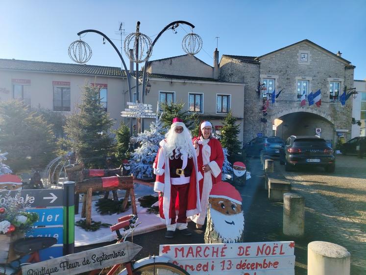 À Vouillé, le Père-Noël était accompagné de Mère Noël!