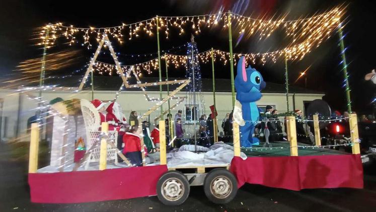 Le Père Noël filant sur le char de la grande parade de Noël, organisée par l'association de la Tar'Dive de Moncontour, a rassemblé près de 400 personnes. 
