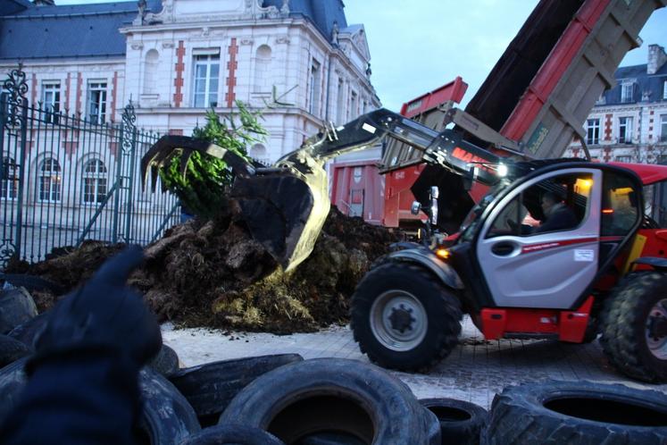 Les manifestants ont déversé plusieurs bennes de fumiers, pneus, bâches... devant la préfecture.