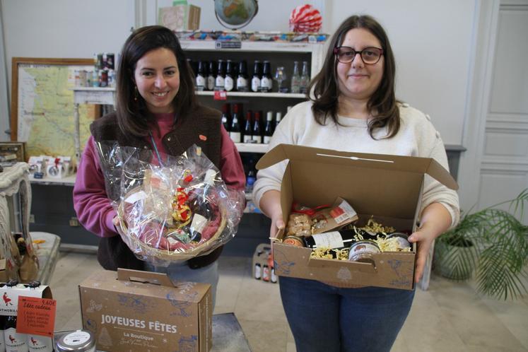 Amélie Geay et Céline Rivière montrent deux exemples de paniers garnis proposés dans les offices de tourisme du sud Vienne.