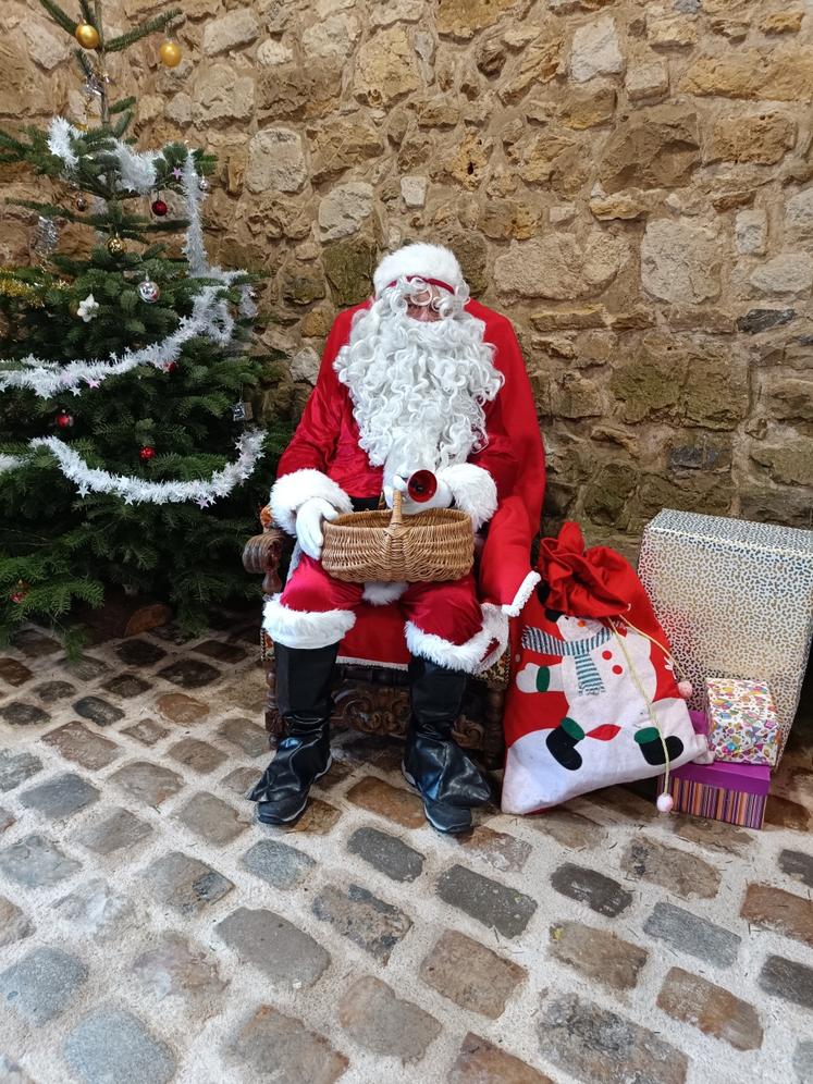 Le Père Noël est passé au Logis Abbatial de Fontaine-le-Comte lors de la 20e édition du Marché de Noël.