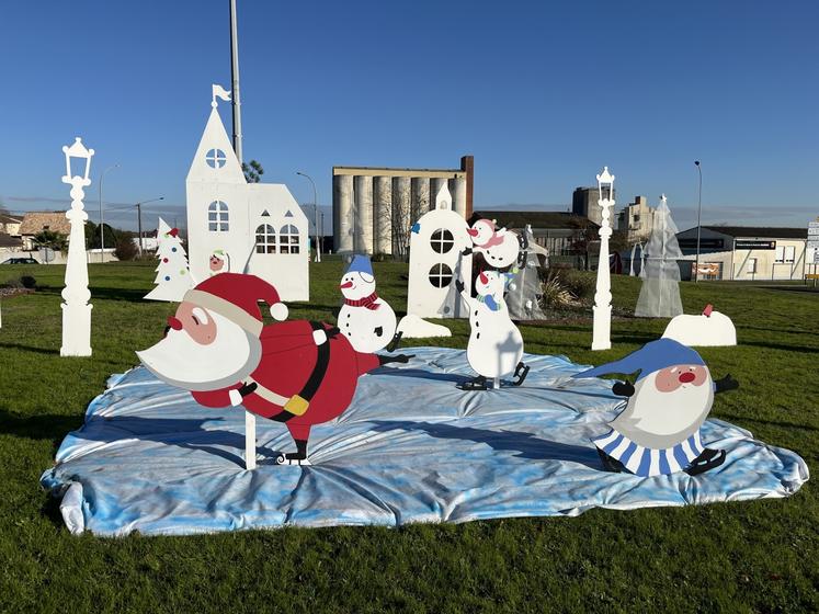 À Naintré, le Père Noël est représenté dans les décorations réalisées par les agents du Centre Technique municipal qui se chargent aussi de les installer sur la commune.