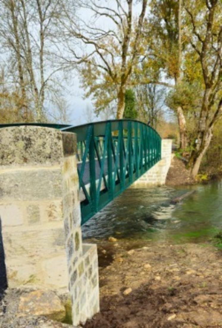 La passerelle a quasiment retrouvé sa couleur verte originelle.