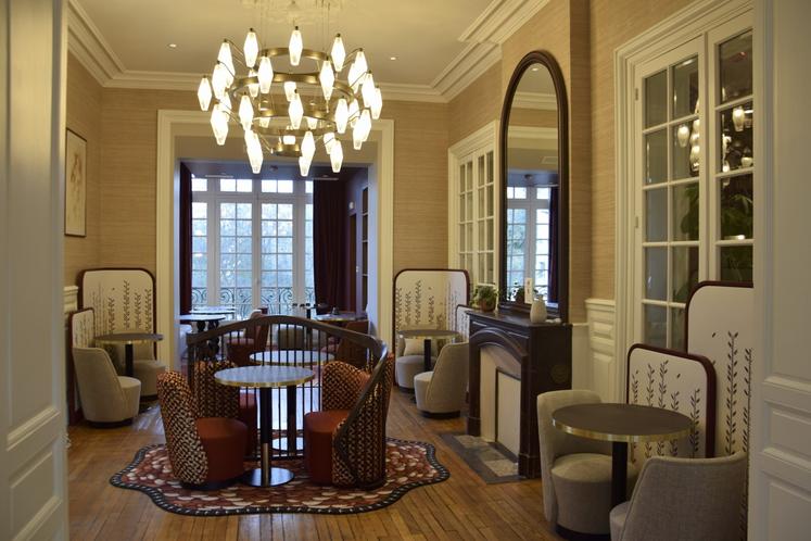 Au rez-de-chaussée, la salle de petit-déjeuner offre tout le confort pour apprécier un moment convivial.