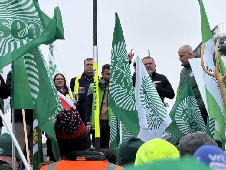 Les responsables syndicaux des différents pays présents se sont succédé sur scène.