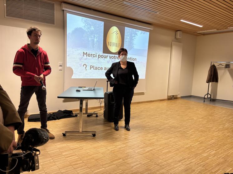 Camille Pierre a présenté son poulailler et répondu aux questions du public, en présence de Séverine Saint-Pé, maire de Neuville-de-Poitou.