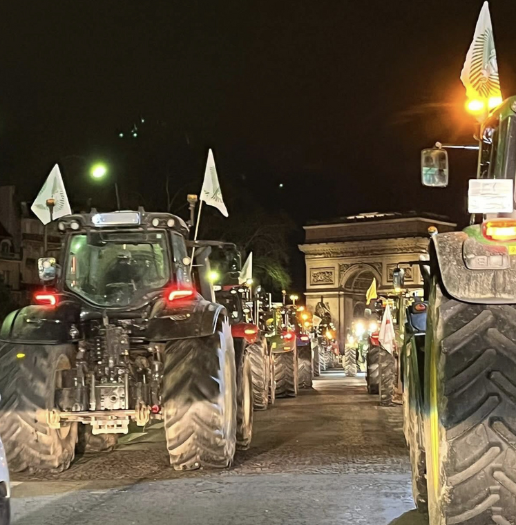 Tracteurs Fnsea devant l'Arc de Triomphe, le 13 janvier.