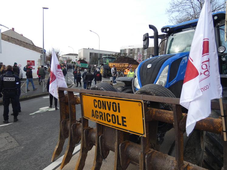 La colère agricole s'est manifestée sur plusieurs sites de l'agglomération rochelaise : ici, les locaux de la DDTM.