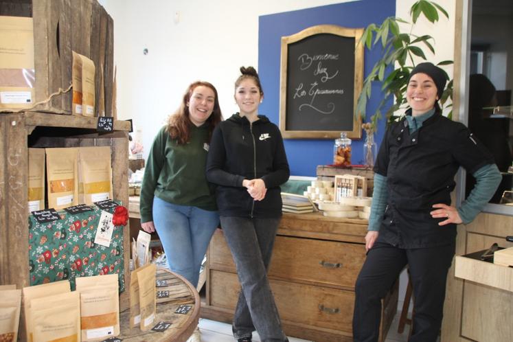 Les épicuriennes c'est (de gauche à droite), Émeline Deschamps, Pauline Lejeune (apprentie) et Adèle Charreyron. Il manque pour la photo l'initiatrice du projet Célia Deriquehem.