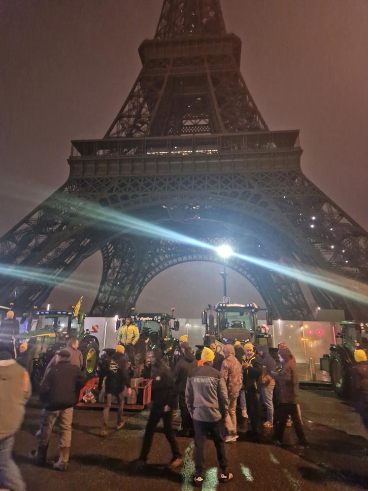 Plusieurs tracteurs de la CR 86 sont arrivés à la Tour Eiffel dans la nuit de mercredi à jeudi.