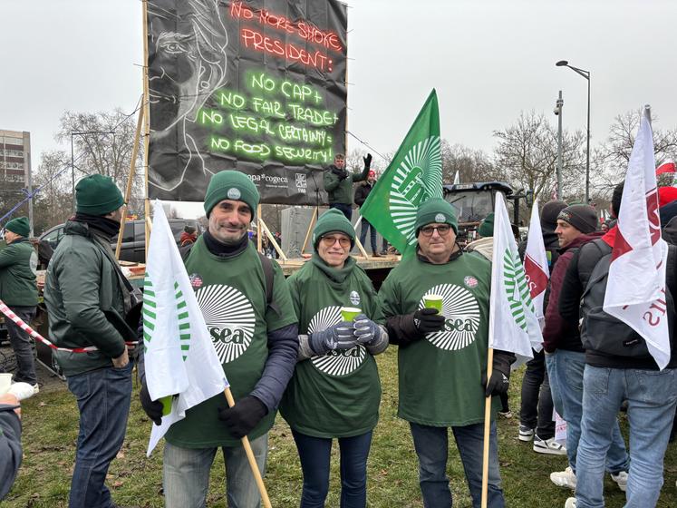 Aurélie Fleury, Stéphane Fleury et Christophe Puisais, de la FNSEA 86, se sont rendus sur place.