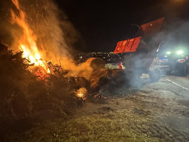 Une vingtaine de bennes sont venues alimenter le "feu de la colère". Plusieurs d'entre elles ont vidé leur contenu sur des ronds-points de l'agglomération en repartant.