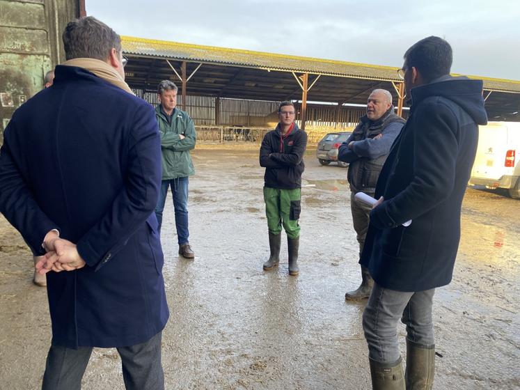Le préfet des Deux-Sèvres (de dos) a échangé avec des responsables Fnsea, dont Hervé Lapie, le secrétaire général du syndicat (à gauche), et les exploitants laitiers Lucas et David Sarraud, qui ont accueilli la rencontre.