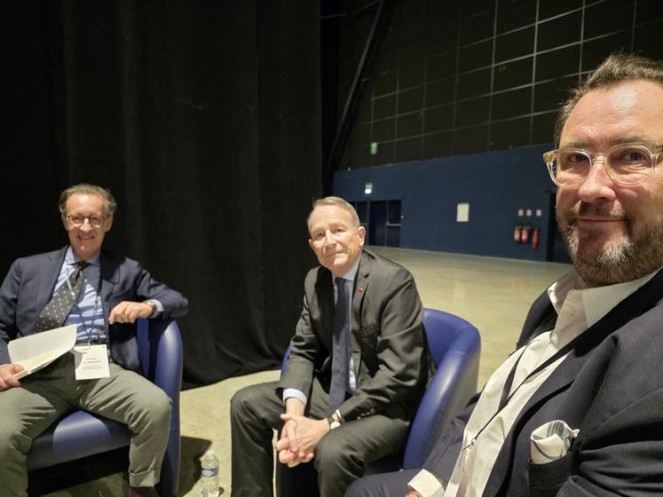 de gauche à droite : Thibault de Maillard, nouveau président de l'UP16, l'ancien chef d'État-major des armées Pierre de Villiers et Maxime Thiollet, ancien président de l'Union patronale.