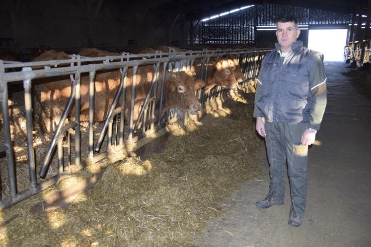 Laurent Sellier se partage entre son exploitation et la mairie : un emploi du temps dense que déplore parfois son épouse Isabelle.