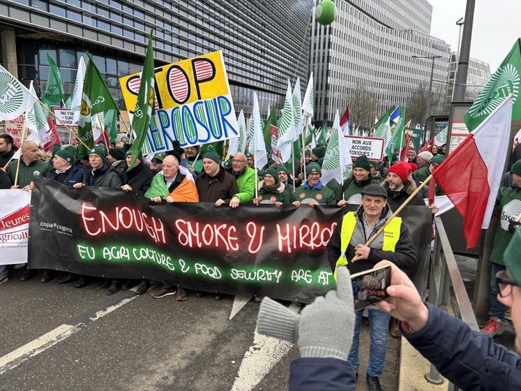 Le cortège a pris la direction du Parlement Européen.